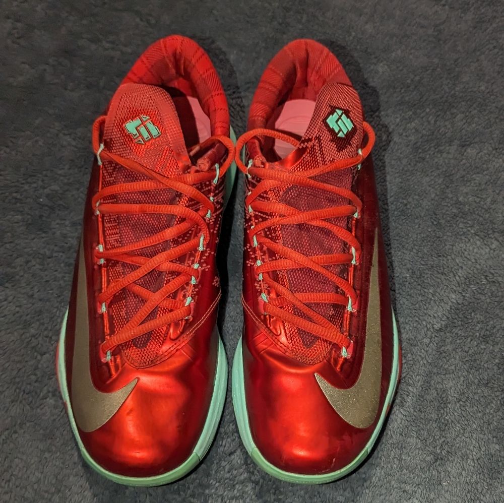 Good condition lightly worn sz 10 Nike Christmas KD’s